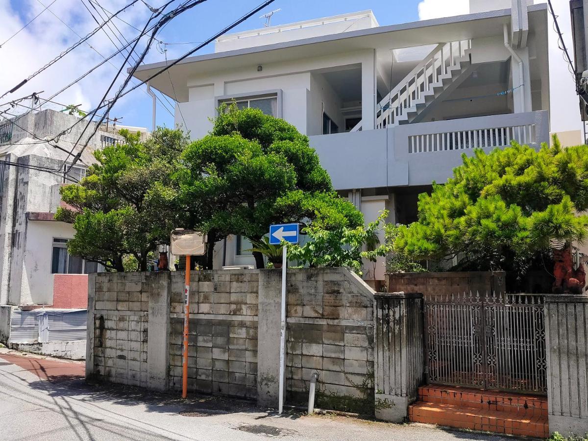 最大14人 駐車縦列4台可能 個室4部屋 広々戸建て 国際通りと牧志駅まで徒歩5分 わらゆんｓｏヴィラ壺屋 Naha Buitenkant foto